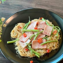 มาม่าผัดกระเฉดแฮม