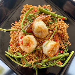 มาม่าผัดกระเฉดกุ้ง