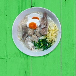 โจ๊กไข่เค็มใส่เครื่องใน (หมู ตับ ไส้ กระเพาะ)