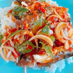 ยำปลากระป๋องราดข้าว