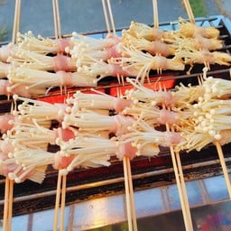 สามชั้นพันเห็ดเข็มทอง