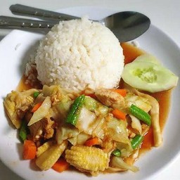 ผัดผักรวมมิตรไก่ราดข้าว