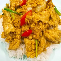 ผัดผงกระหรี่ราดข้าว