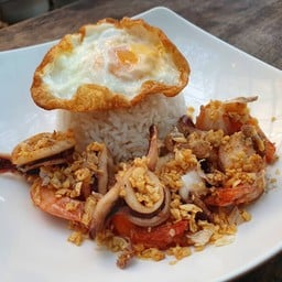 ข้าวกระเทียมทะเลราดข้าวไข่ดาว