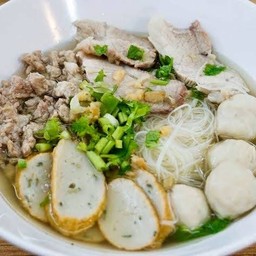 ร้านก๋วยเตี๋ยวปลา โต้รุ่งจตุจักรลำพูน ตลาดโต้รุ่งจตุจัตรลำพูน