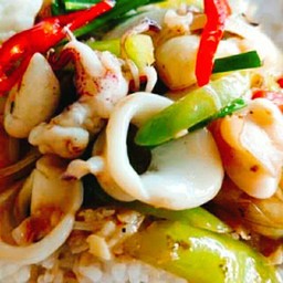 ผัดพริกปลาหมึกราดข้าว
