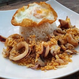 ปลาหมึกทอดกระเทียมไข่ดาวราดข้าว