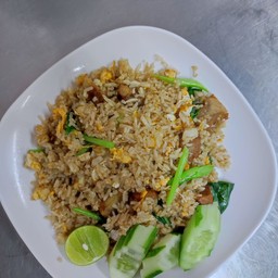 ข้าวผัดหมูกรอบ