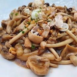 ผัดเห็ดสามอย่างน้ำมันหอย