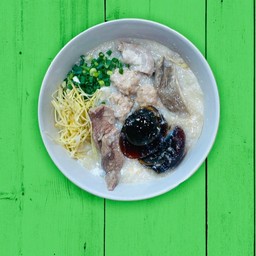 โจ๊กไข่เยี่ยวม้า ใส่เครื่องใน (หมู ตับ ไส้ กระเพาะ)