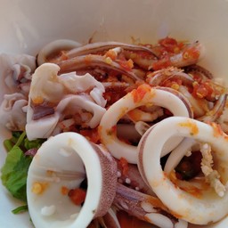 ยำปลาหมึกอาเจน