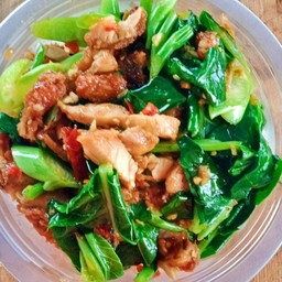 ผัดคะน้าราดข้าว