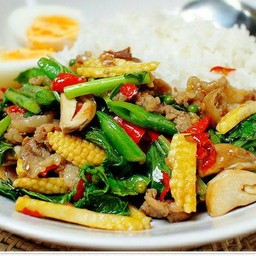 ผัดขี้เมาเนื้อผักรวมราดข้าว