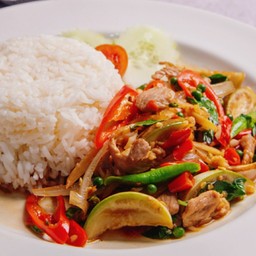 ผัดขี้เมาเนื้อราดข้าว