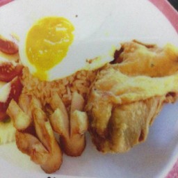 ข้าวผัดอเมริกันliไก่ทอด+ ไส้กรอก