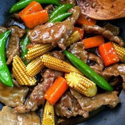 ผัดผักรวมมิตรเนื้อราดข้าว