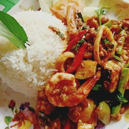 พริกแกงรวมมิตรราดข้าว