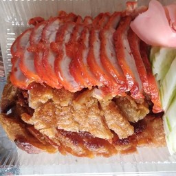 หมูแดงหมูกรอบเป็นกับ