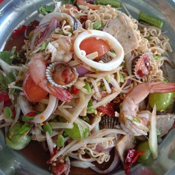 [อร่อยซ่ากับโค้ก] ตำมาม่ารวม +  โค้ก ออริจินัล (กระป๋อง) 