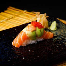 Salmon avokado sushi 1 pc.