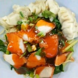 ชายสี่ บะหมี่เกี๊ยว โลตัสท่าบรรทุก