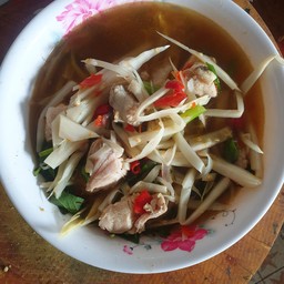 แกงไก่ใส่ หน่อ ไม้ ส้ม