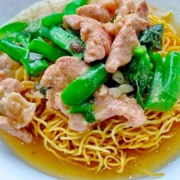 ก๋วยเตี๋ยวต้มยำไข่มะตูม หมูแดงหมูกรอบ ตามสั่ง cj