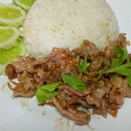หมูชิ้นกระเทียมพริกไทยราดข้าว