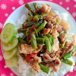 พริกแกงหมูถั่วฝักยาวราดข้าว