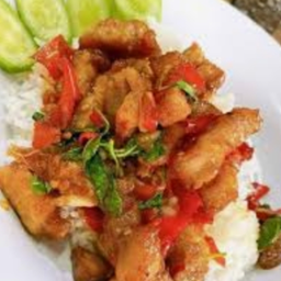 ข้าวกระเพราไก่กรอบ