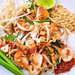 ผัดไทถาดโบราณกุ้งสด