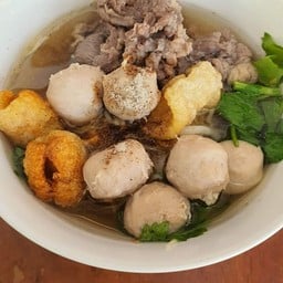 ทวีสุข ข้าวมันไก่ & ต้มเลือดหมู คาเฟ่ (ยามดึก) ตรงข้าม 7-11 ตลาดกกโก