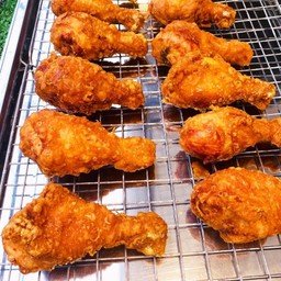 น่องไก่ทอดกรอบ 3 ชิ้น+ข้าวเหนียว 2 ห่อ