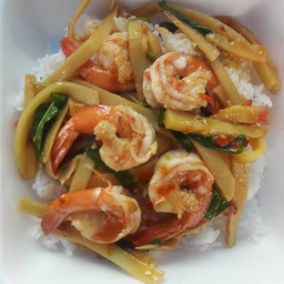 กะเพราหน่อไม้กุ้ง ราดข้าว