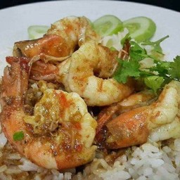 ข้าวราดกุ้งทอดกระเทียมพริกไทย