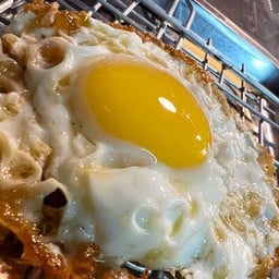 กะเพราเว๊ยยย x หมูกรอบจักรพรรดิ นิมมาน เชียงใหม่