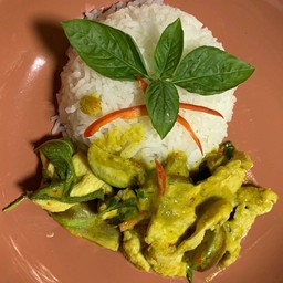 เขียวหวานผัดแห้งไก่ราดข้าว