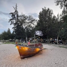 มีลานกางเต็นท์เก๋ ๆ ด้วยนะ