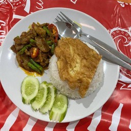 ผัดเครื่องแกงราดข้าว