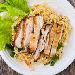 บะหมี่ไข่ยำไก่ย่าง