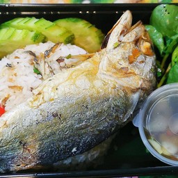 ข้าวผัดพริกสดปลาทูทอด