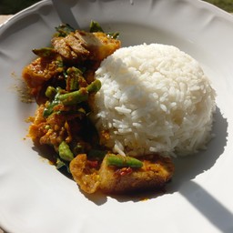 ข้าวผัดพริกแกงหมูกรอบ