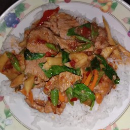 ผัดพริกแกงหมูชิ้น