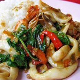 กะเพราปลาหมึก กับข้าว