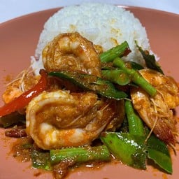 ผัดพริกแกงกุ้งราดข้าว