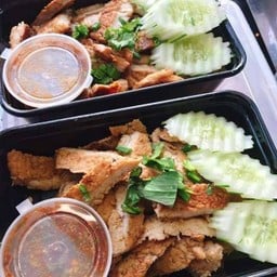 ข้าวหมูย่างน้ำจิ้มแจ่ว