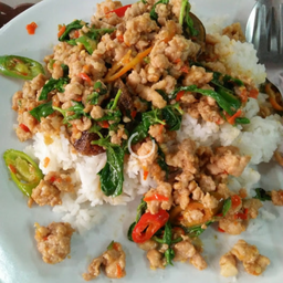 กระเพราไข่เยี่ยวม้าหมูสับ