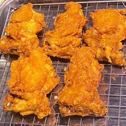 สะโพกไก่ทอดกรอบ 3 ชิ้น+ข้าวเหนียว 2 ห่อ