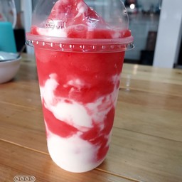 สะตอเบอรี่โยเกิร์ตปั่น