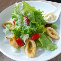 ซีซ่าสลัดปลาหมึกทอดกรอบ